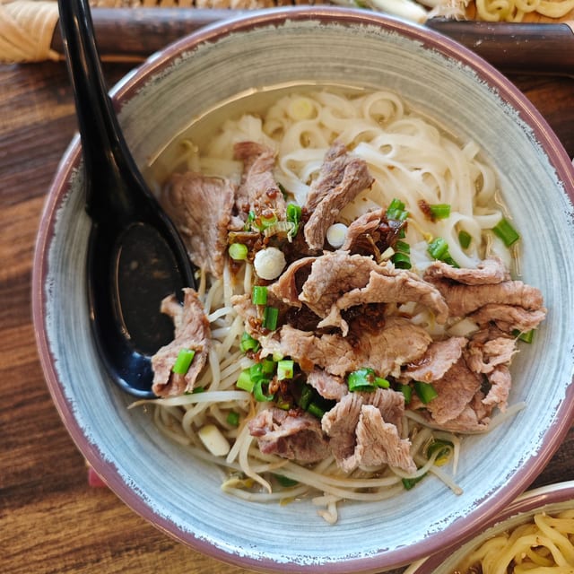 N05 Cantonese Beef Rice Noodle Soup.