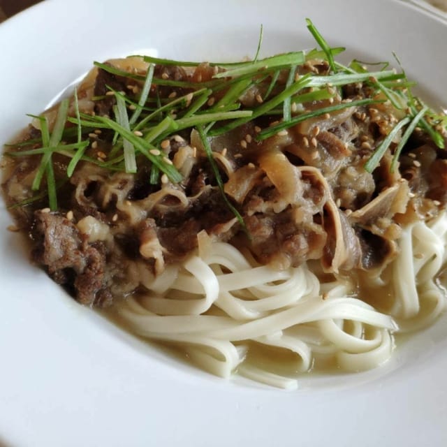 N08 Beef & Onion Tossed Noodles.
