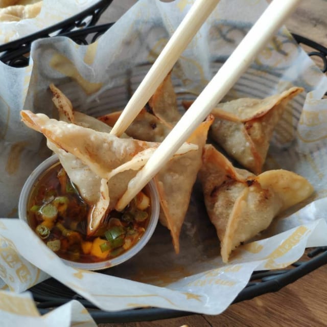 A05 Fried Beef Triangle Dumplings (6 pcs) ***.