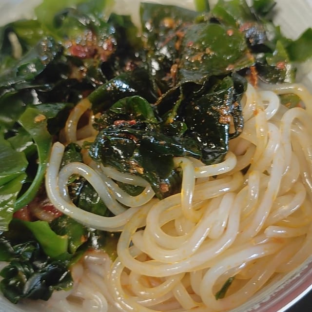 A12 Glass Noodle & Seaweed Salad.